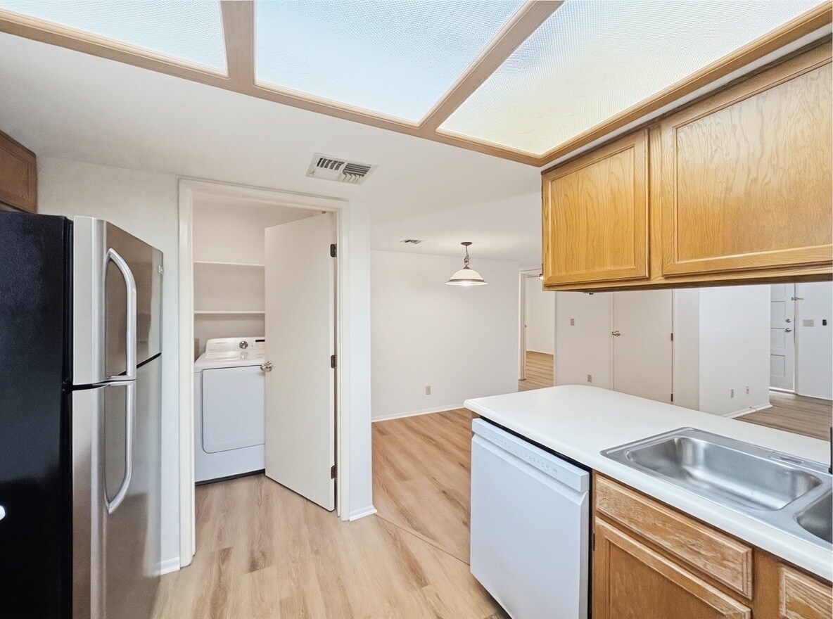 Building Photo - 2020 W Union Hills Dr