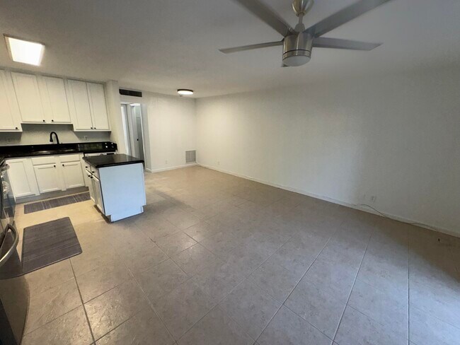 Building Photo - 110 N Lakeside Dr