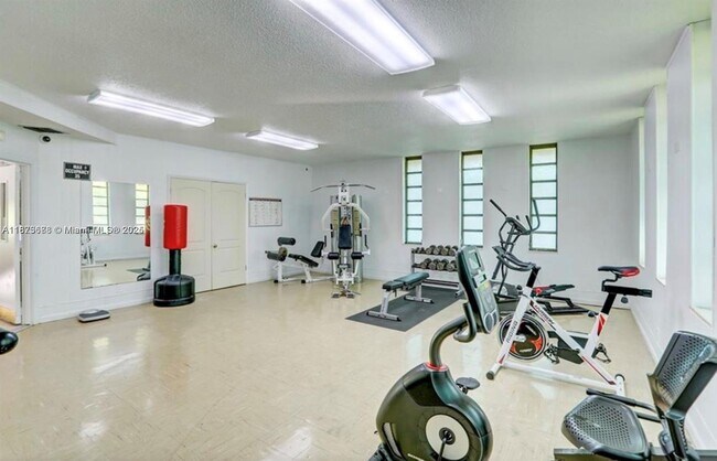 Building Photo - 5011 W Oakland Park Blvd
