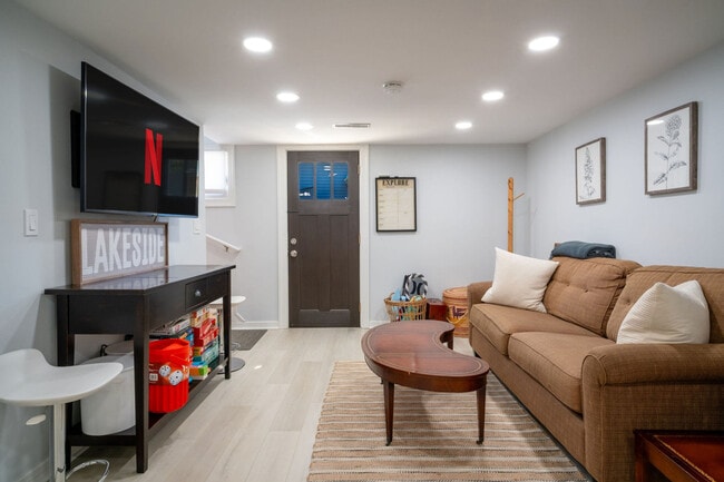 Building Photo - 525 Circle Dr