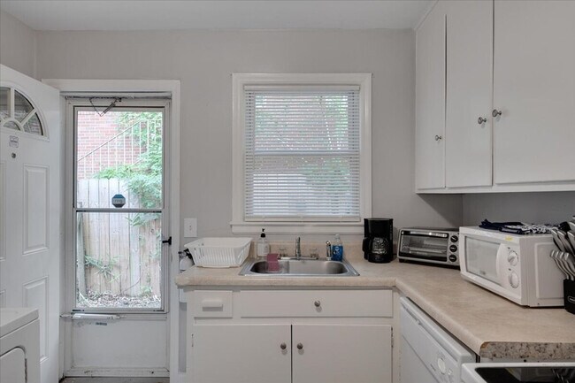 Building Photo - 803 W Markham Ave