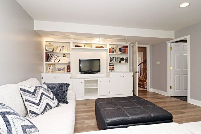 Building Photo - Spring Creek Living! Pet-Friendly Townhome