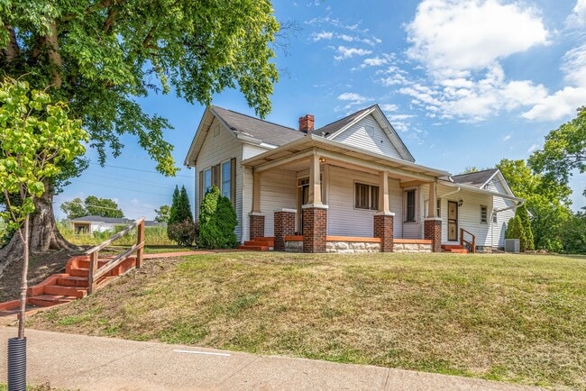 Building Photo - Charming 4-Bed Home Minutes from Downtown ...
