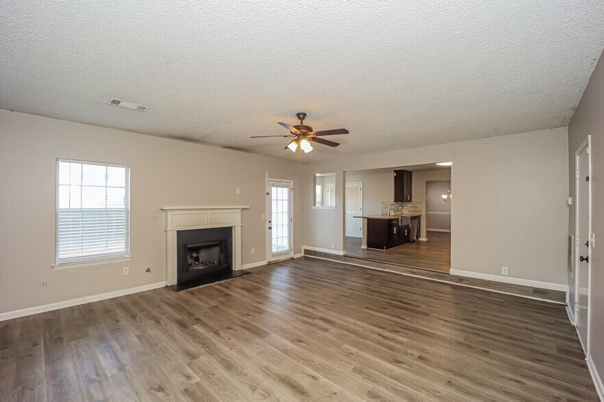 Building Photo - 1103 Village Oaks