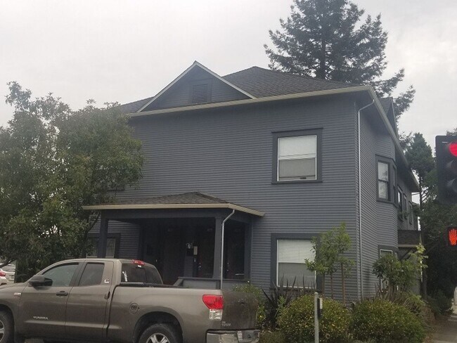 Building Photo - 425 Davis St
