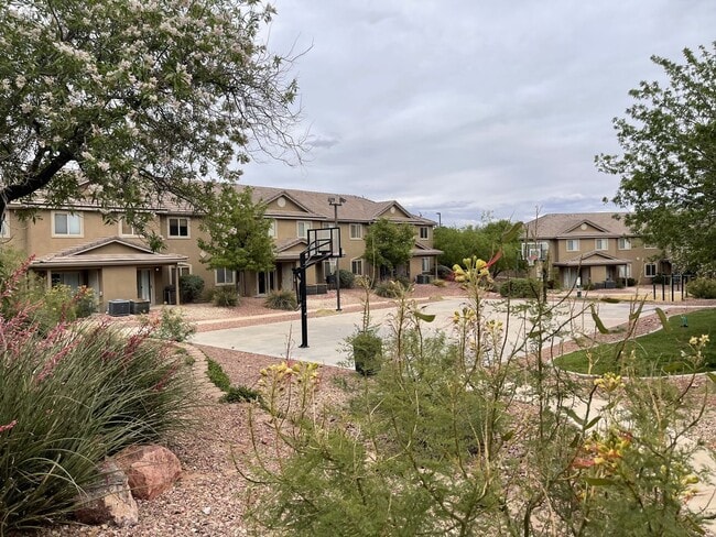 Building Photo - 3 Bedroom Townhome with Private Patio