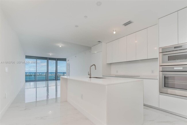 Building Photo - 700 NE 24th St