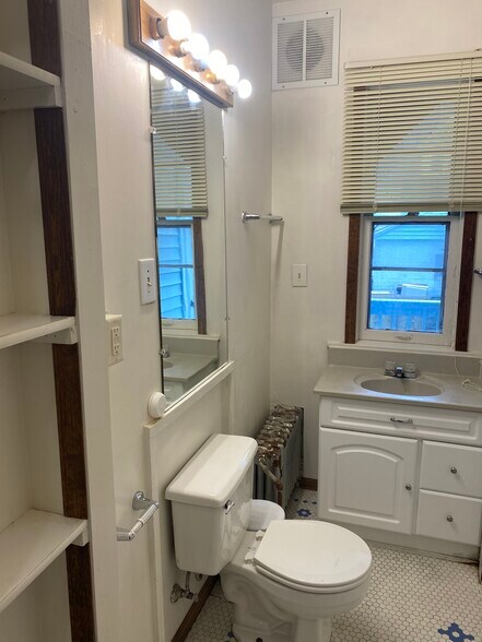 Building Photo - 112 S Mills St