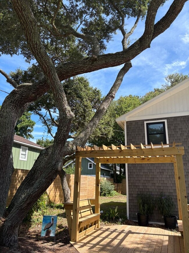 Building Photo - Available now for 12 month lease! 2150 per...
