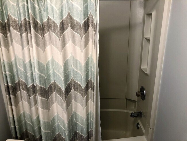 Building Photo - Welcome to the 2 Bed 2 Bath Bottom Floor C...