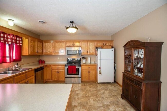 Building Photo - MINUTES FROM OGDEN GATE! LARGE BACKYARD!