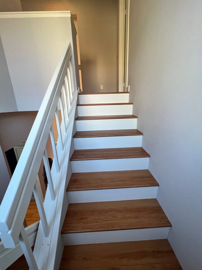 Building Photo - West Ventura - Gorgeous updated three bedroom, 2.5 bath home in Brock Hills