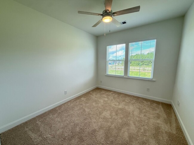 Building Photo - 3 Bedroom 2.5 Bath House in Hawthorne Land...