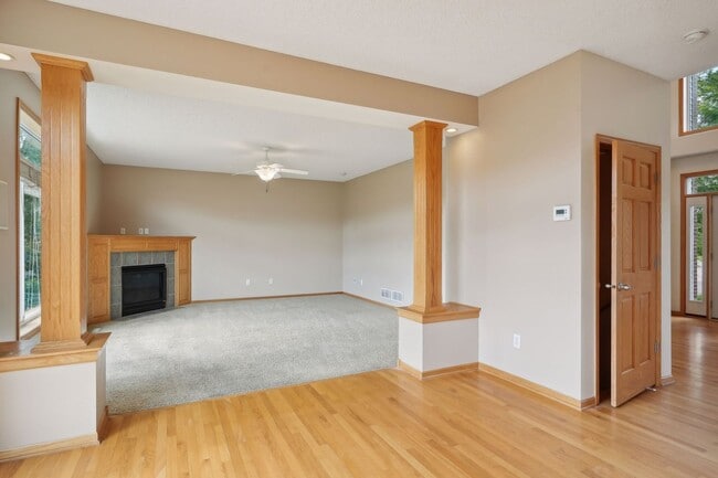 Building Photo - Gorgeous Single Family Home - June 1st Mov...