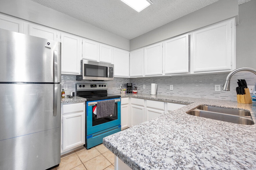 Kitchen - 200 Pecan Dr