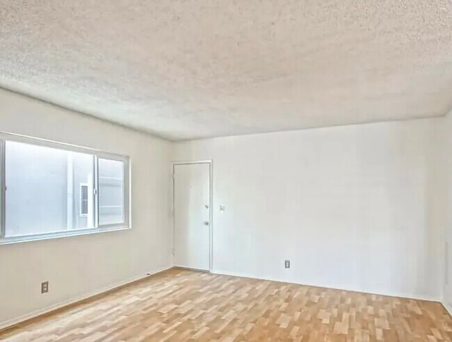 Building Photo - 1500 Manhattan Ave