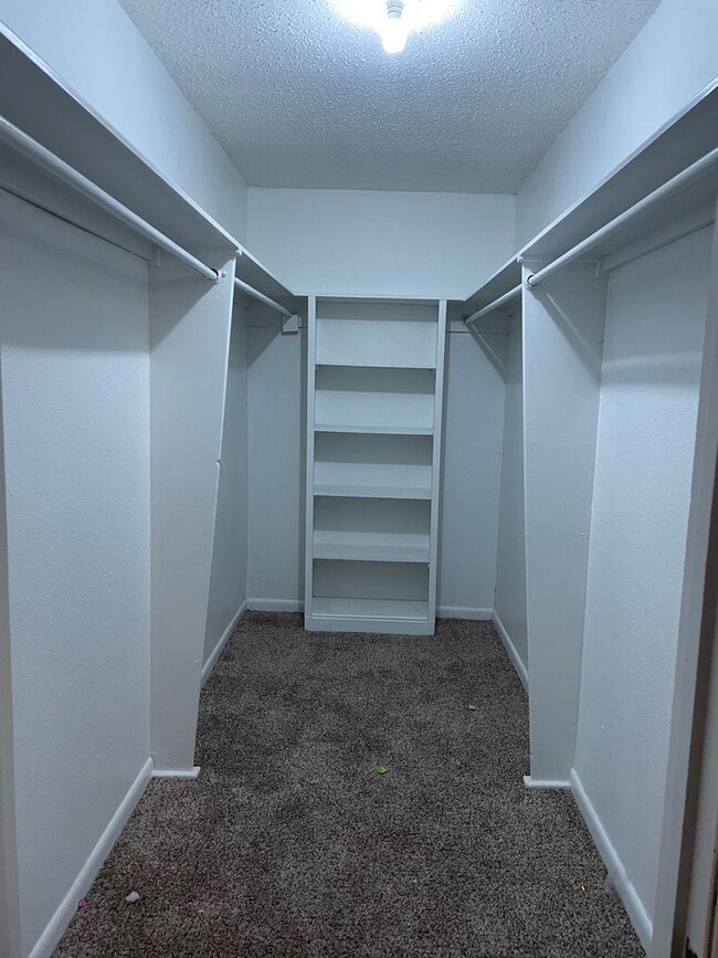 Building Photo - 3/2/2 plus bonus room WOISD
