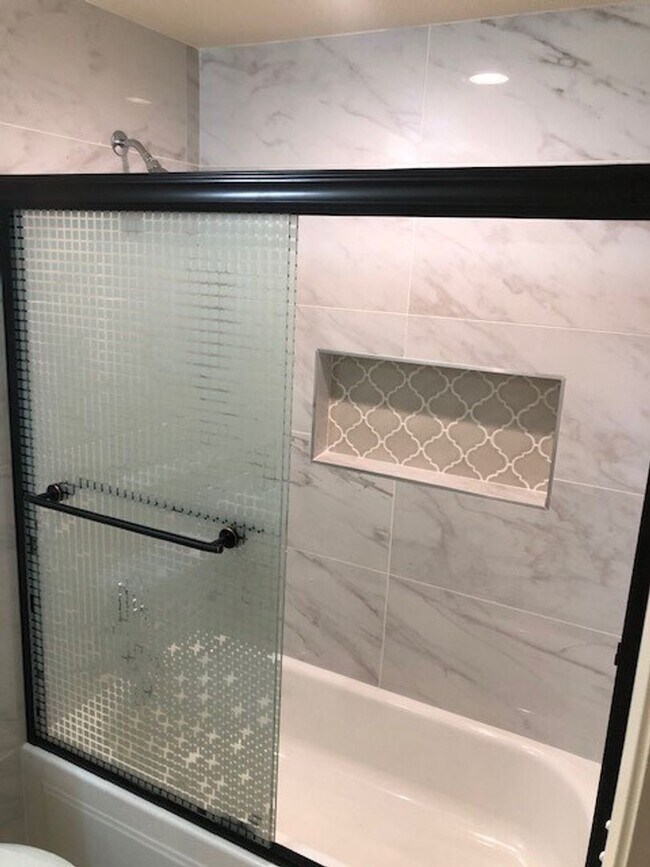Building Photo - Nicely remodeled 3 bedroom 2 bath home wit...