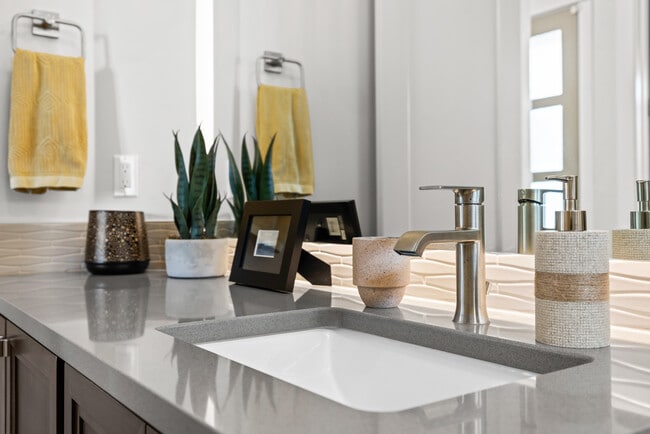 Building Photo - 3340 W Lassen Dr