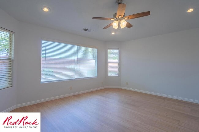 Building Photo - 4 Bedroom in Amber Estates - Newer LVP Flooring throughout home!