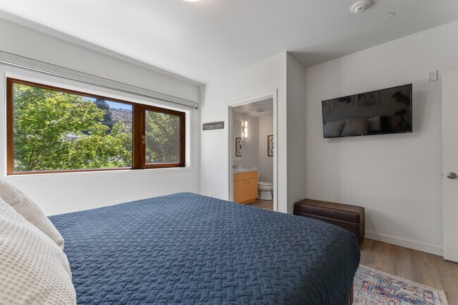 Building Photo - 2220 W Woodin Ave