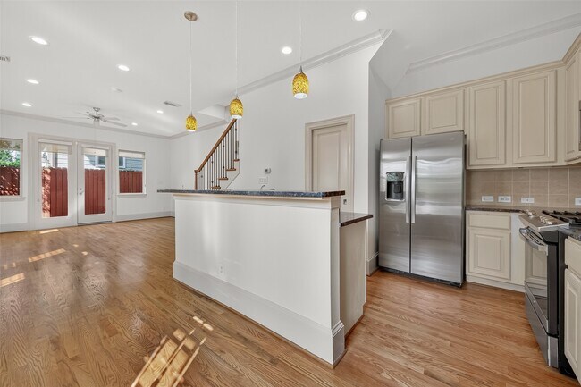 Building Photo - 931 W 23rd St