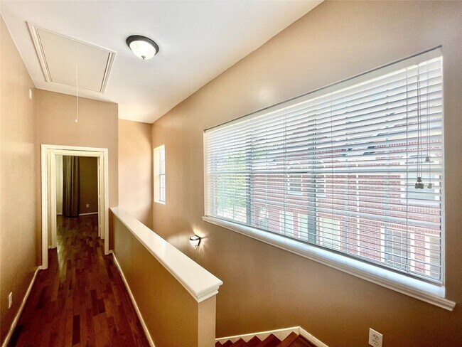 Building Photo - 32 Waugh Dr