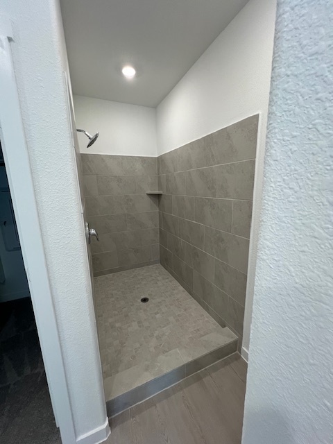 Master shower - 2029 Nokota Pky
