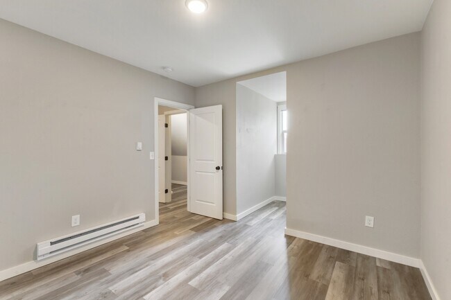 Building Photo - Charming 3BR Home in Heart of Tacoma - Modern Amenities & Prime Location!