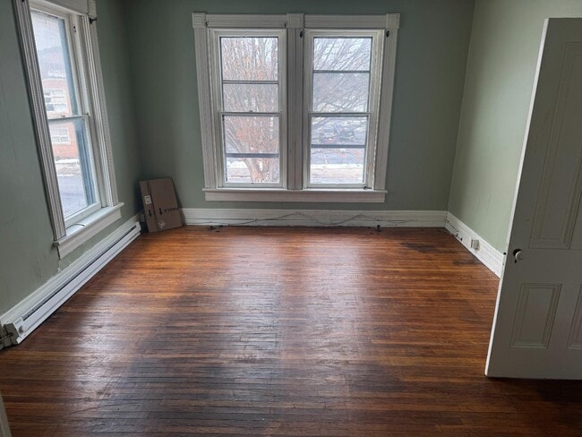 Building Photo - 727-729 W 4th st - 729 W 4th St Floor 2