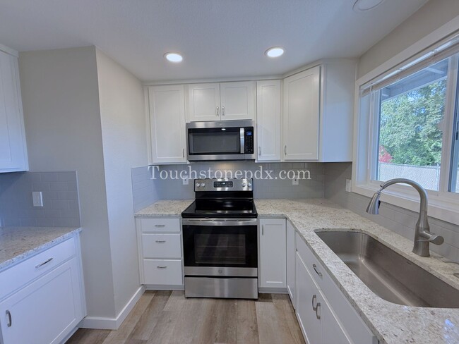 Building Photo - 119 SE Sweetbriar Ln