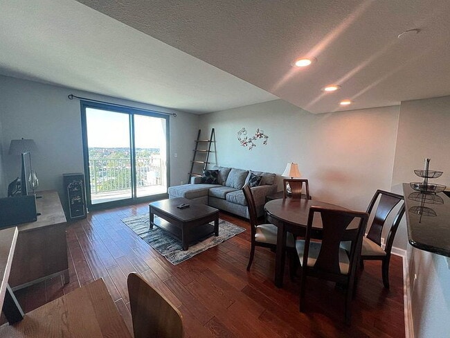 Building Photo - "Chic 1-Bedroom Retreat in Downtown Tallahassee – Perfectly Appointed at 703 Sq Ft!"