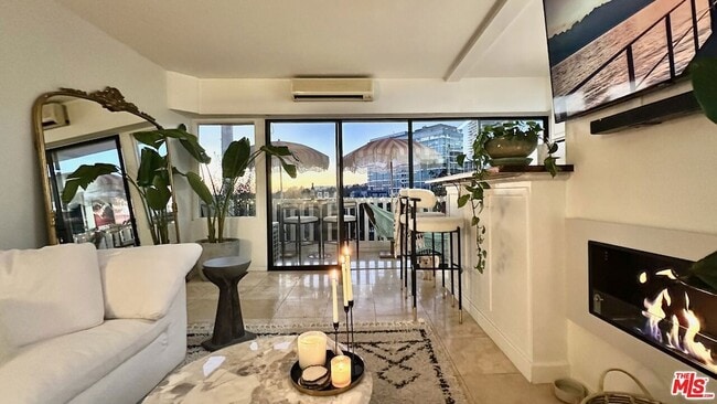 Building Photo - 999 N Doheny Dr