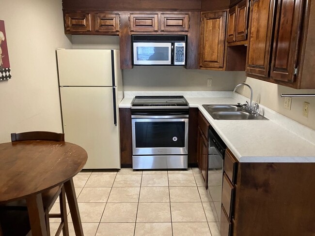 Building Photo - 623 N Gloster St