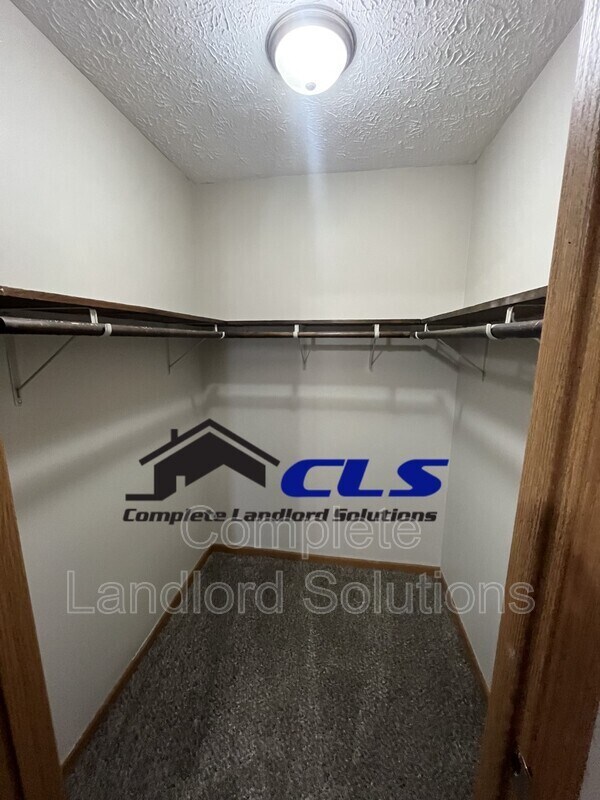 Building Photo - 558 College Ave