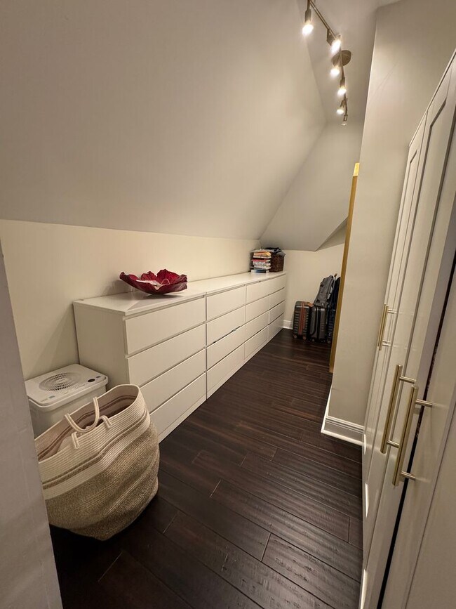 Building Photo - Spacious 4bed/ 3bath home located in the heart of Uptown - Partially furnished ***