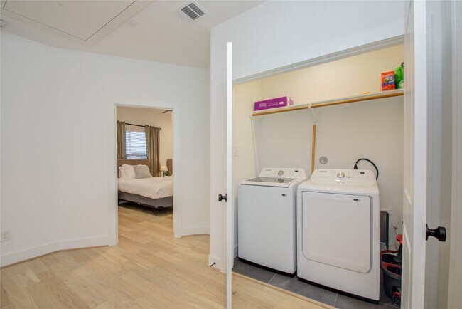 Building Photo - 2315 Sherwin St