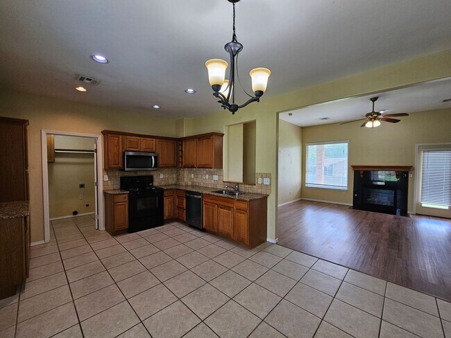 Building Photo - Moore Rental! Available NOW!