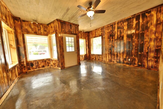 Building Photo - Rustic Home in Heart of Martin!