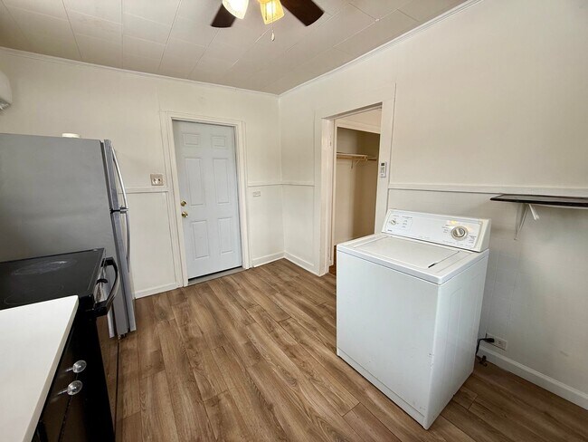 Building Photo - 819 W Emerson St