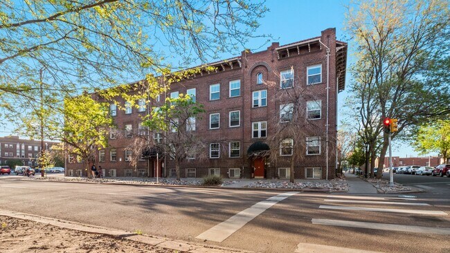 Building Photo - Darling 2 bedroom, 1 bath Capital Hill Condo