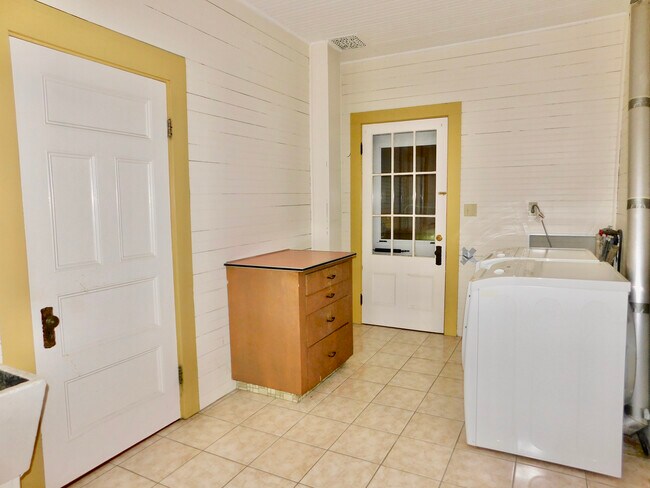 Building Photo - 61 Manchester St