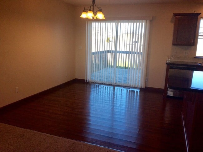 Building Photo - 4 bedroom, 3 bath Town home