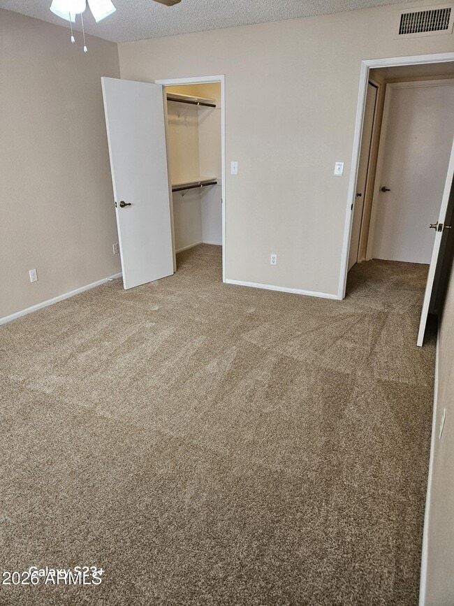 Building Photo - 3223 N Woodburne Dr