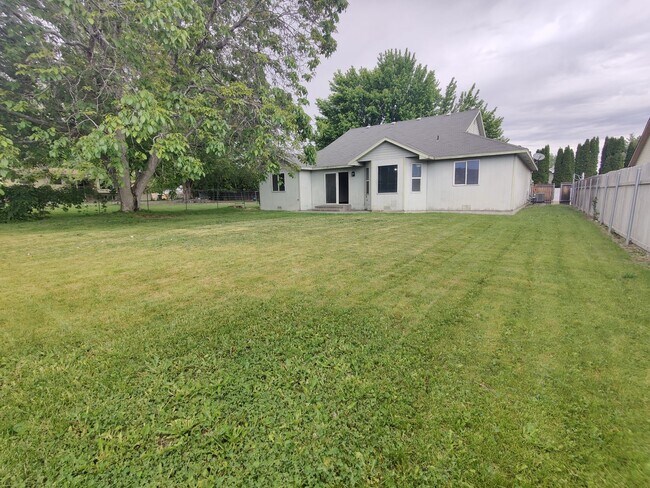 Building Photo - Great South Kennewick location close to fr...
