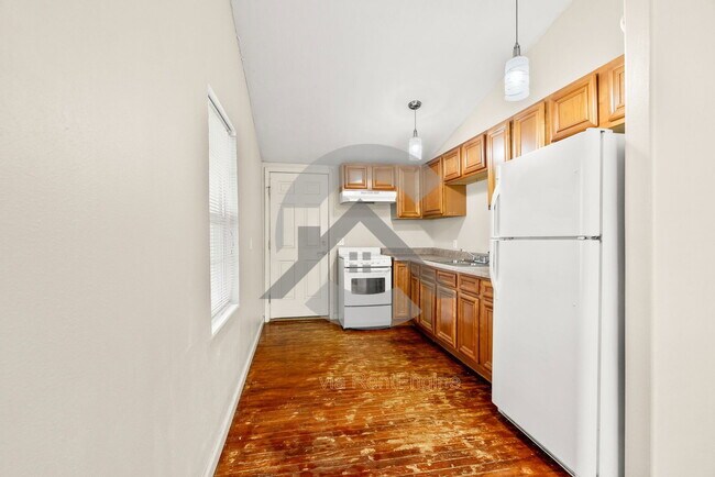 Building Photo - 2013 Independence St