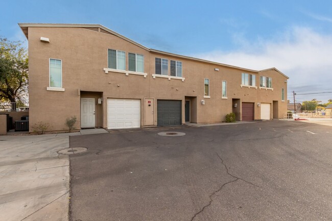 Building Photo - Adorable townhome in Phoenix!!