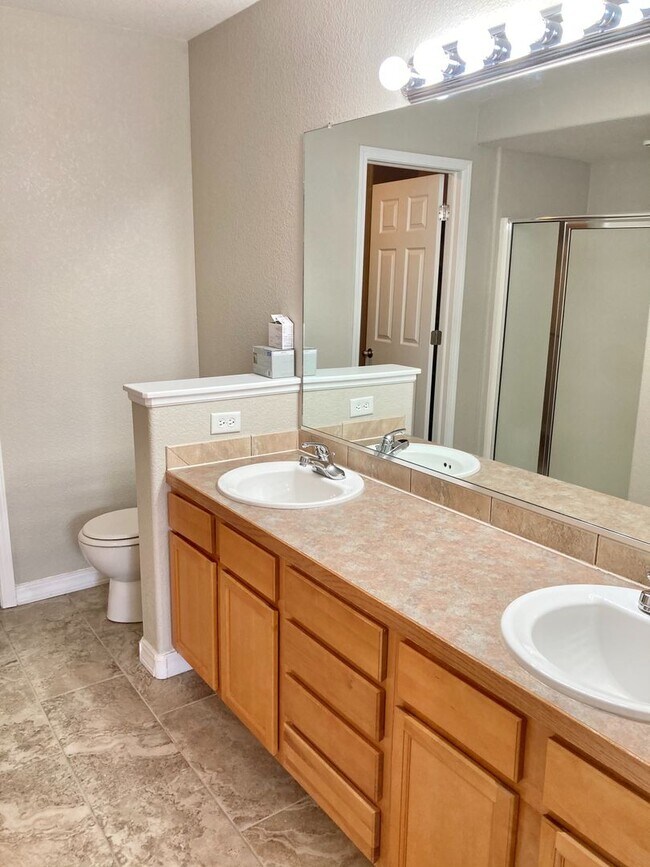 Building Photo - Lovely 3 Bedroom, 2.5 Bathroom Townhome