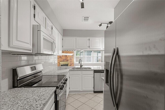 Building Photo - 8402 Pine Shores Dr