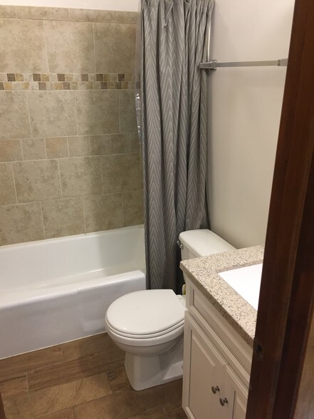 Main bath - 113 Raylinsky Rd